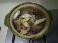 4、红枣莲藕排骨汤,将莲藕和排骨放到砂锅中，加入红枣、姜、葱，加入开水，小火慢炖1个小时