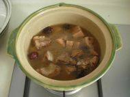 5、红枣莲藕排骨汤,炖好后加入少量盐调味即可