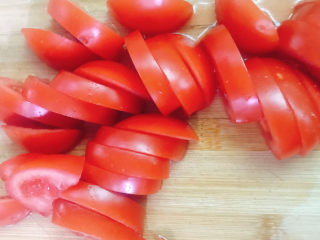 2、番茄炒牛肉,切成厚片