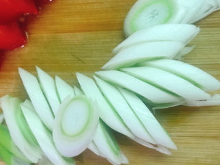 3、番茄炒牛肉,大葱切成厚片