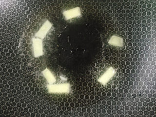 5、番茄炒牛肉,锅烧热后放入姜片炒香