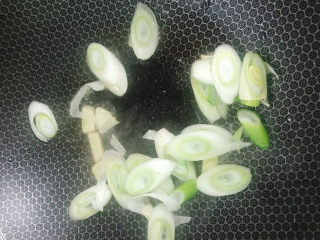 6、番茄炒牛肉,放入大葱