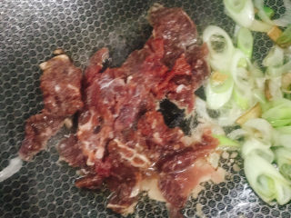 8、番茄炒牛肉,牛肉提前切片，放入淀粉、酱油拌匀，将牛肉倒入锅中