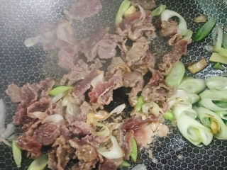 9、番茄炒牛肉,迅速翻炒