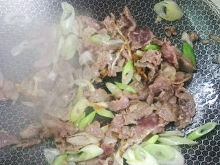 10、番茄炒牛肉,炒至8成熟