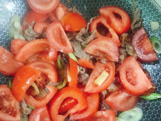 12、番茄炒牛肉,放盐翻炒均匀