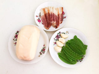 1、莲藕炒肉片,准备食材：鲜藕清洗后削皮，荷兰豆清洗干净，蒜瓣，腊肉切成小片