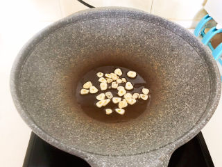 5、莲藕炒肉片,油烧热后加入蒜片，炒出香味