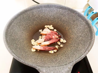 6、莲藕炒肉片,加入腊肉