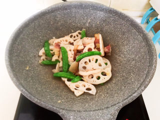 11、莲藕炒肉片,煸炒3分钟