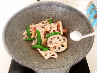 12、莲藕炒肉片,加入精盐调味