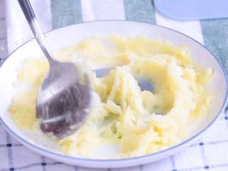 2、土豆海苔鲜虾米糕,土豆切丁蒸熟压成泥。