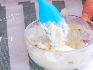 3、土豆海苔鲜虾米糕,牛奶倒入大米粉中，鸡蛋液也倒入搅匀。