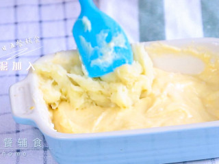 4、土豆海苔鲜虾米糕,土豆泥放入搅匀。