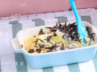 5、土豆海苔鲜虾米糕,海苔、鲜虾一次加入，搅拌均匀。