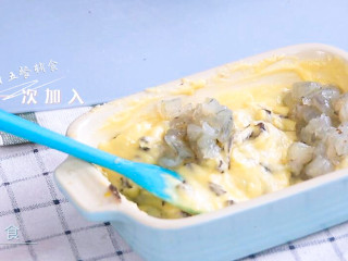 6、土豆海苔鲜虾米糕,看下状态，这时候面糊比较稠。