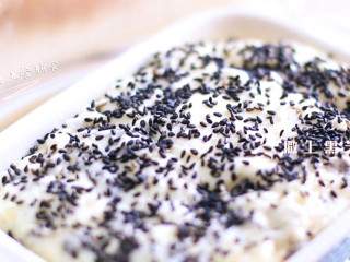 7、土豆海苔鲜虾米糕,比之前大了一倍。表面撒上黑芝麻，大火蒸25分钟。