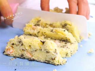 8、土豆海苔鲜虾米糕,切片食用。偷懒了下碗底没抹油，最后有点沾底，下次一定要抹油。