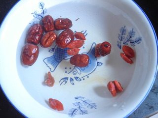 3、香菇炖鸡,红枣先浸泡一下快下锅的时候再把枸杞放进去洗洗