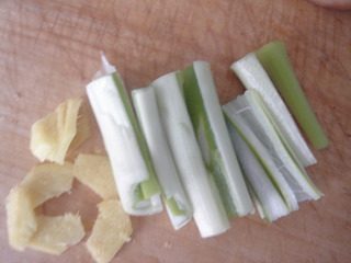 4、香菇炖鸡,葱切段姜切片