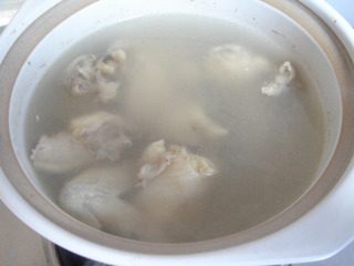 6、香菇炖鸡,大火烧开后关火撇掉上面的浮沫