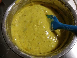 11、红枣戚风蛋糕,.翻拌均匀。