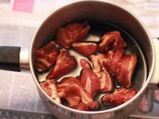 2、五花肉粽,把之前腌制的五花肉拿出来，酱油不要倒掉哦，可以再利用