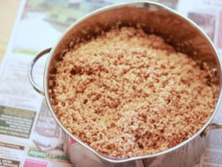 3、五花肉粽,把酱汁倒进沥干的糯米里面，再加适量的盐跟糖，搅拌均匀以后静置5到10分钟，让糯米充分吸收，要让颜色好看的话可以再加少许老抽