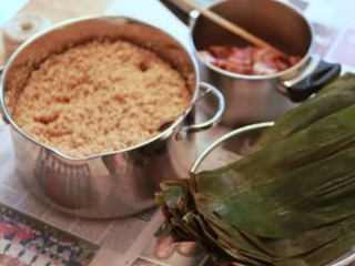 4、五花肉粽,将粽叶洗干净，沥干，建议大家把叶子最前面剪掉，不然包的时候可能会戳破粽子，三样材料齐了，就可以开始包粽子了