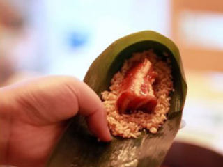 8、五花肉粽,放一块肉