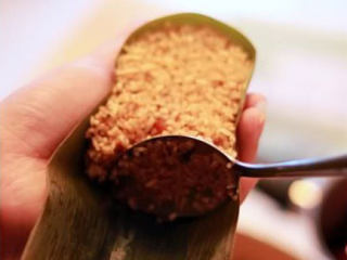 9、五花肉粽,放一块肉以后再盖上糯米；用勺背把米压一下