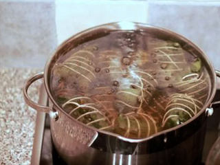 12、五花肉粽,放入锅中加沸水，最好是盖过粽子；等水再次沸，火关小，盖上锅盖，以小火炖4个小时左右就可以了