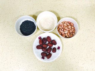 1、红枣黑米粥,准备好食材