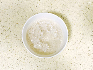 3、红枣黑米粥,糯米也是提前洗净,浸泡半小时左右