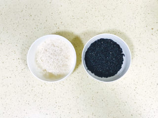 4、红枣黑米粥,黑米和糯米浸泡后,洗净,控干水分