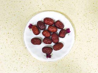 6、红枣黑米粥,红枣洗净,用开水烫一下,控干水分