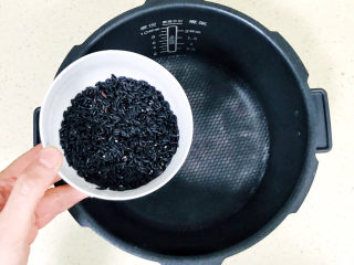 7、红枣黑米粥,现将黑米加入高压锅中
