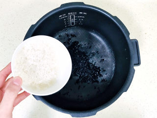 8、红枣黑米粥,再加入糯米