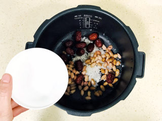 11、红枣黑米粥,加五碗清水