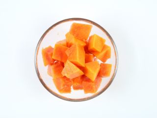 5、银耳木瓜糖水,木瓜去皮去籽，切成小块。