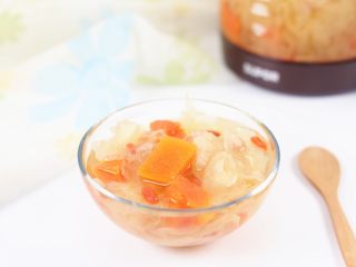 14、银耳木瓜糖水,夏天放入冰箱冷藏，口感更好，一碗凉爽爽的糖水，就是这么的简单。