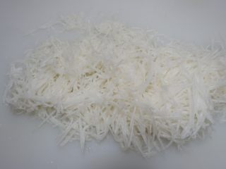 2、黄芪虾皮萝卜汤,切成丝。