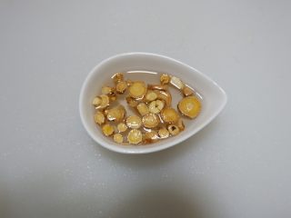 3、黄芪虾皮萝卜汤,黄芪洗净。