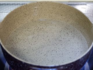 5、黄芪虾皮萝卜汤,锅内加入水，