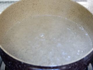 6、黄芪虾皮萝卜汤,用大火将水煮开。