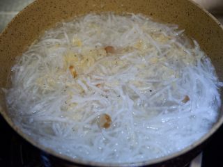 10、黄芪虾皮萝卜汤,搅拌均匀，在煮3分钟。