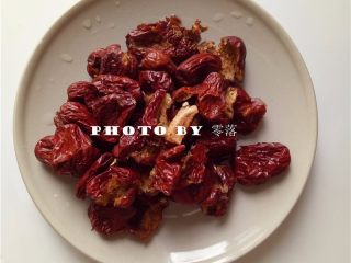 3、自制枣泥馅,红枣用厨房剪刀去核;