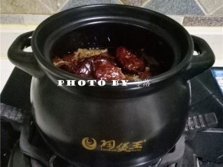 5、自制枣泥馅,倒入适量清水,将红枣煮至熟软;