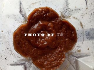 6、自制枣泥馅,将红枣放入破壁机,倒入一点点红枣水,启动“果汁”功能;