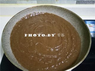 7、自制枣泥馅,将红枣泥倒入不粘锅;